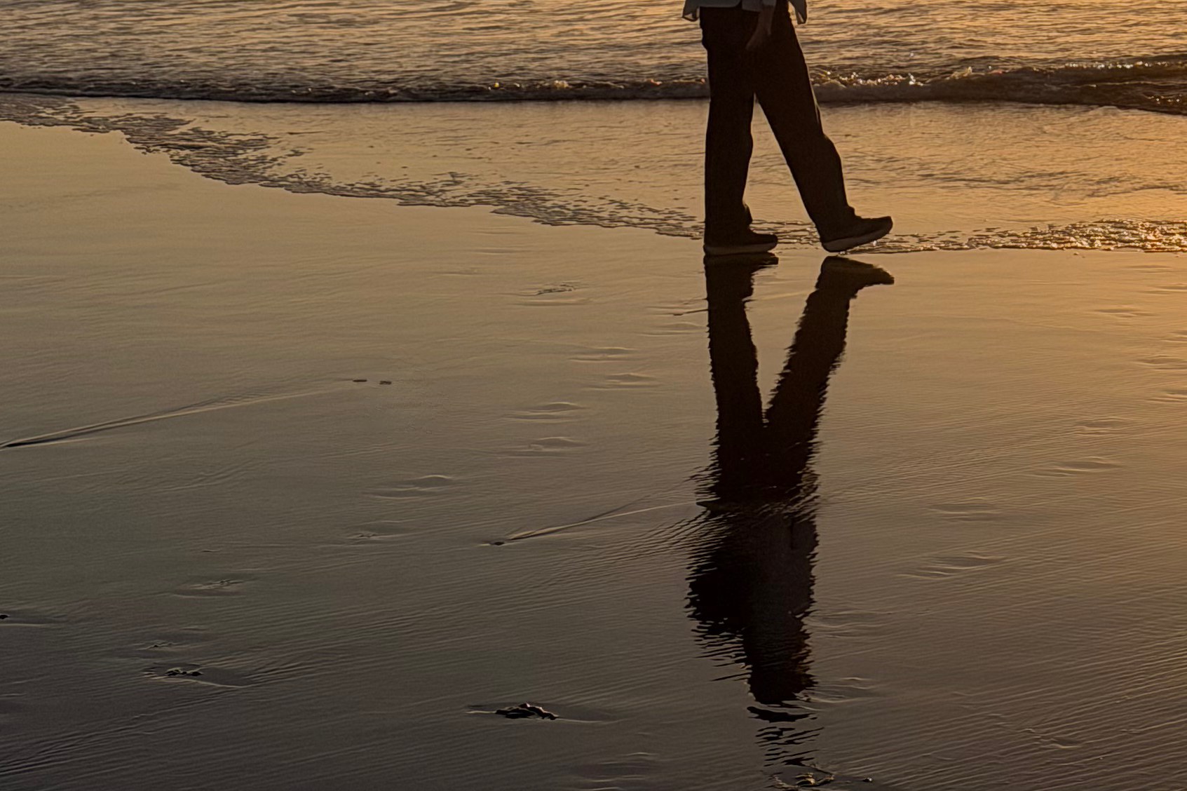 The same beach photo after GhostFix removed the green dot